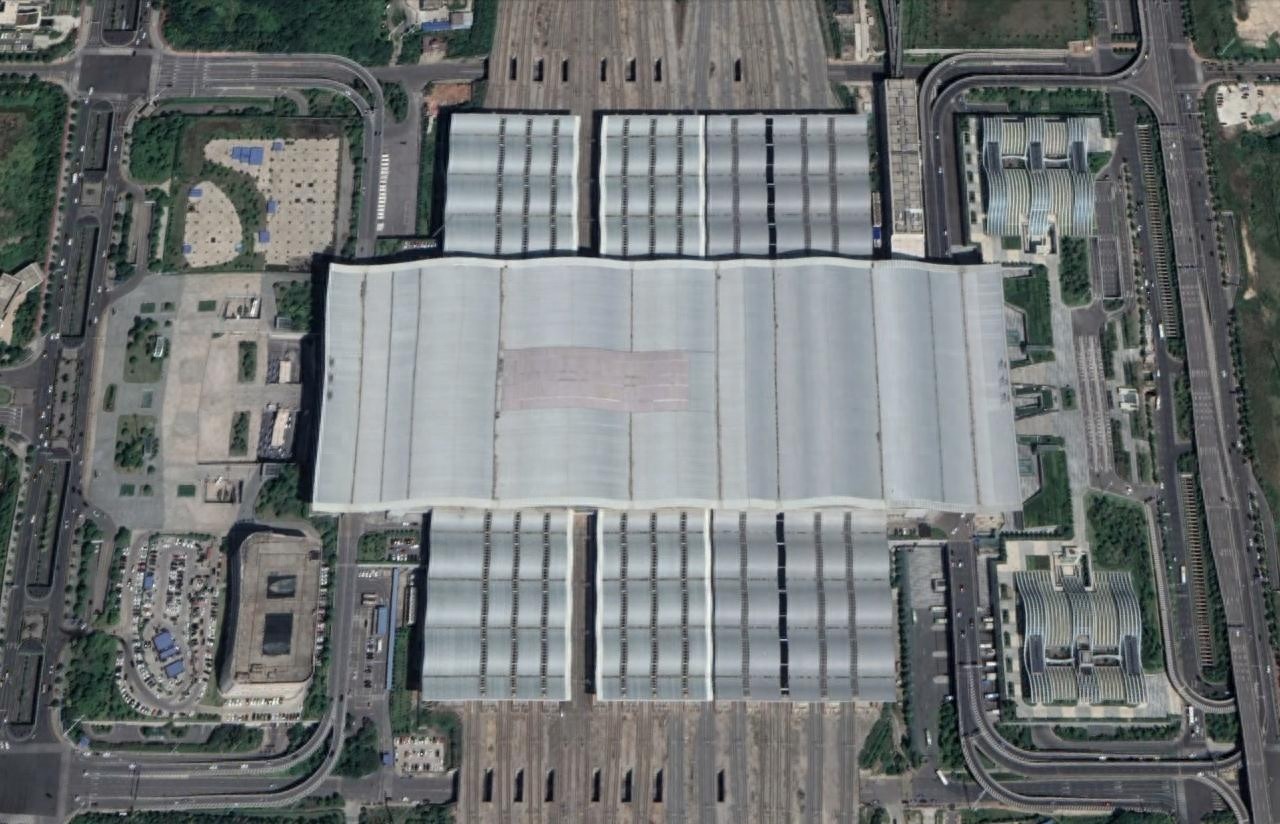 航拍长沙南站,中南最大高铁站之一,外观体现“三湘四水”曲线