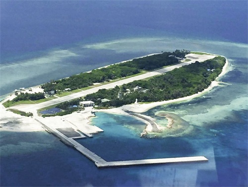 航拍太平岛,南沙群岛最大的自然岛,建有码头和机场