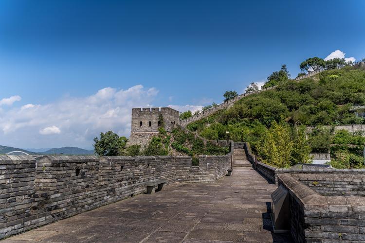 三、长城的特色是一个小城，不需要乘车到市区。