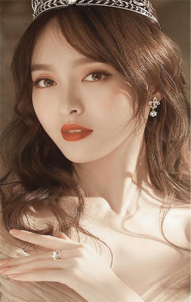 女人过了35岁，剪短发减龄还不够，烫这几款发型更显优雅年轻