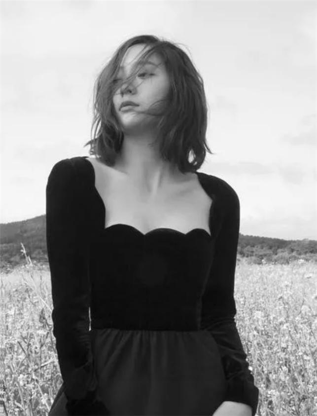 女人过了35岁，剪短发减龄还不够，烫这几款发型更显优雅年轻