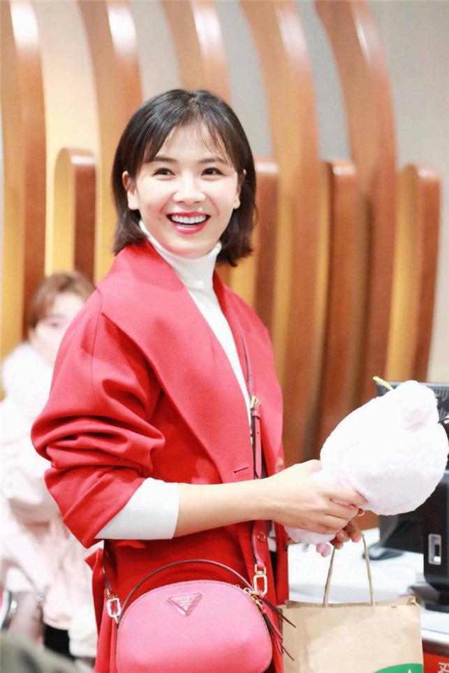 女人过了35岁，剪短发减龄还不够，烫这几款发型更显优雅年轻