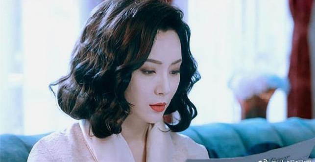 女人过了35岁，剪短发减龄还不够，烫这几款发型更显优雅年轻