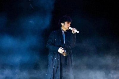 ​古巨基泪洒现场，《好想好想》歌声中深情缅怀琼瑶，粉丝泪崩