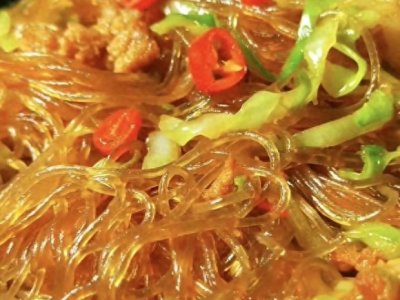 ​圆白菜炒粉丝这么做，粉丝不成坨不粘锅，清爽滑嫩，超级下饭