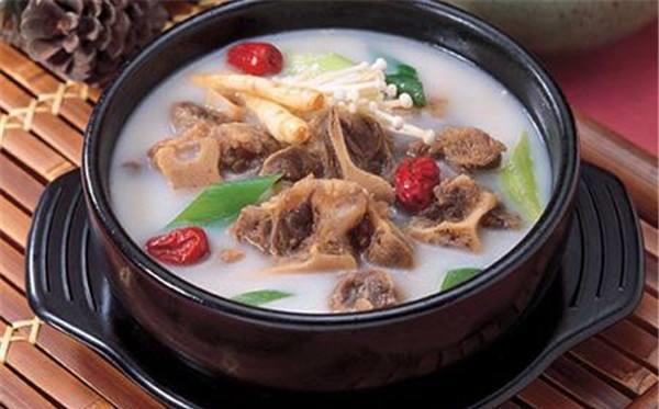 骨头汤怎么熬成浓白呢？看大厨怎么操作