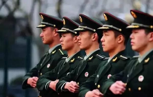 提前录取的军队院校国防生不收学费，毕业后先留军队，普通院校国防生每年收5000元，毕业后还必须留军队么