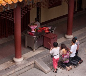 ​为什么香港作为世界最发达的城市之一，思想却异常封建迷信！