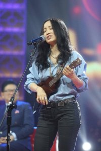 ​歌手斯琴格日乐：和背后3个男人的爱恨情仇，如今53岁不敢碰爱情