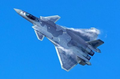 ​＂天空之战：世界最先进的战斗机歼20和F22孰强孰弱＂