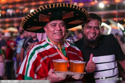 ​「图集」卡塔尔世界杯球迷节开幕 大力神杯惊现多哈夜空