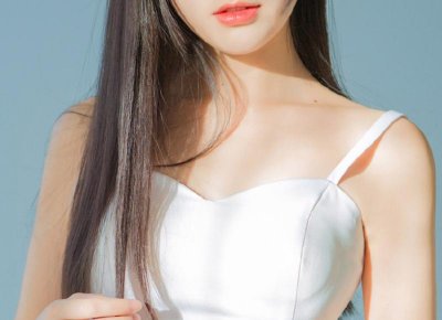 ​赵丽颖活动，赵丽颖穿金色修身裙扎马尾出席活动