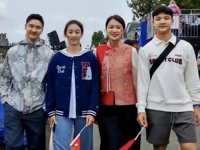 ​田亮一双儿女近照：16岁森碟越来越漂亮了，小亮仔成全家最高个子