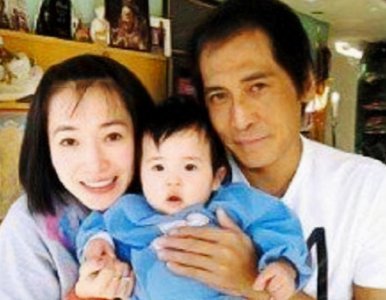 ​王祖贤前男友齐秦娶小24岁富婆，结婚十年如初，娇妻近照颜值高