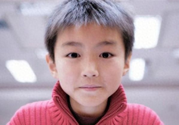 王俊凯童年私房照大曝光，清秀，萌态十足，网友直呼：被惊呆了