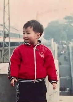 王俊凯童年私房照大曝光，清秀，萌态十足，网友直呼：被惊呆了