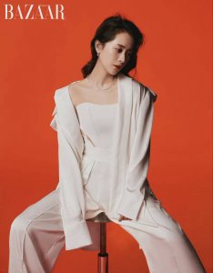 ​海清时尚大片释出 成熟优雅气场十足