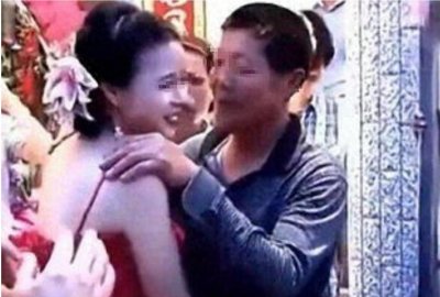 ​儿子婚礼公公索吻儿媳，不雅画面曝光令人震惊！