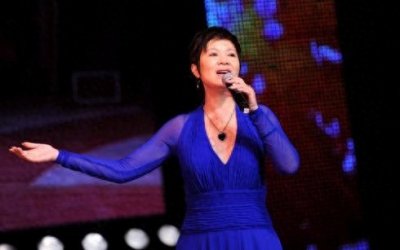 ​歌手杭天琪：感情经历坎坷，39岁二婚嫁小13岁老公，大龄生儿子