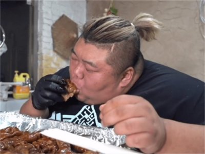 ​网红吃播胖猴仔，巅峰时体重600斤，为保命减百斤，现复播后如何