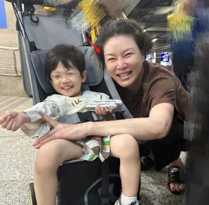 ​66岁朱茵近照曝光：皮肤白皙发际线后移，穿拖鞋赶高铁亲和力十足