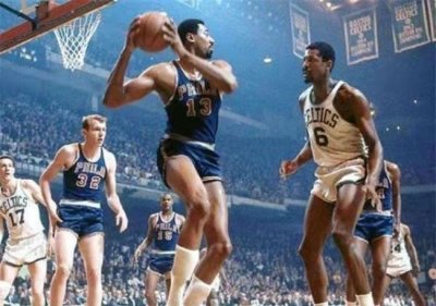 ​张伯伦季后赛对阵拉塞尔仅1胜，数据对比，篮球皇帝真被高估了？