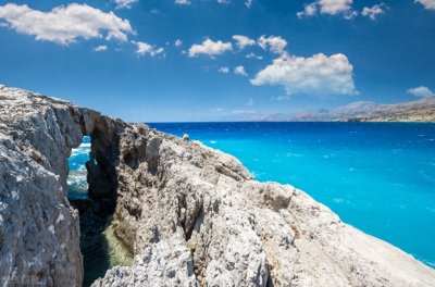 ​黑沙湾是澳门著名的天然海滨浴场，如今成为知名的旅游胜地