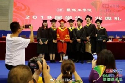 ​女大学生毕业典礼上偷偷亲了校长一下：感觉校长像妈妈