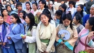 ​网友在横店当3年群演，发现吻戏床戏都是真的，裸替一天挣3000元