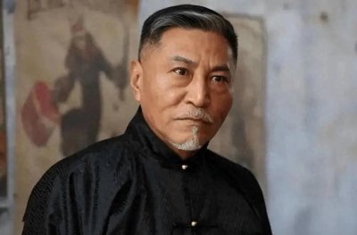 ​“大佐专业户”王侃：父亲是著名演员，平凡妻子一直迁就他