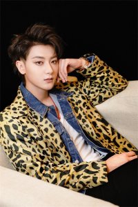 ​黄子韬爸爸离世，穷养儿子隐瞒豪门家境，拥多套房产及12家公司