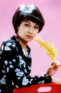 ​她花容月貌浑身是戏，事业巅峰嫁“坏蛋”老公恩爱40载，改行又火