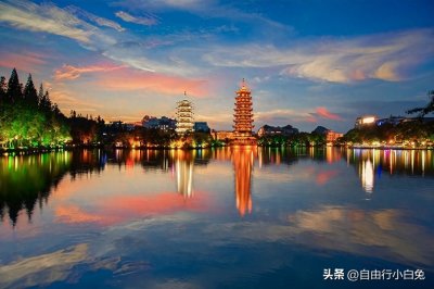 ​桂林日月双塔：古老文化的华丽见证，夜色中的绚丽明珠