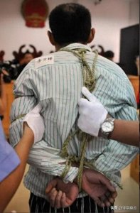 ​13年，青岛黑老大聂磊伏法，临刑前一夜抽五包烟，见母亲嚎啕大哭