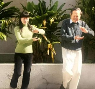 ​101岁的杨振宁与妻子相差54岁. 网友“爷孙恋’