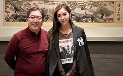 ​水均益近照曝光，在加拿大与富婆合影，大肚腩抢镜，女方身材火辣