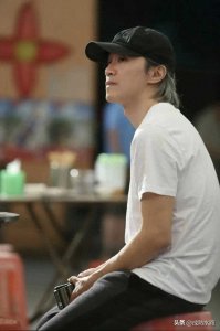 ​周星驰近照，出人意料！虽然满头白发，但是脸庞以及走路的姿