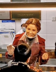 ​50岁朱迅近照曝光，眼窝深陷皱纹法令纹明显，越来越像倪萍？