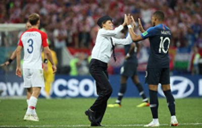 ​还记得闯进世界杯决赛现场的那4个“球迷”吗？他们被判监禁15天