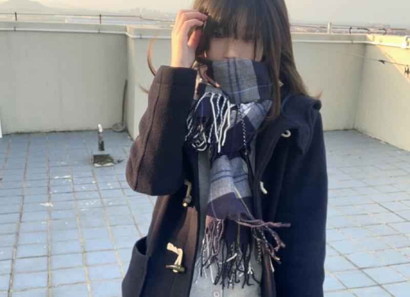 难怪生意好！女理发师坐在顾客腿上剪刘海，年轻小伙紧张到不敢动