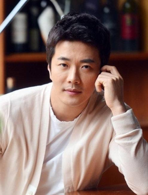 权相佑否认非法赌博，现出席活动澄清，发福走样变油腻大叔