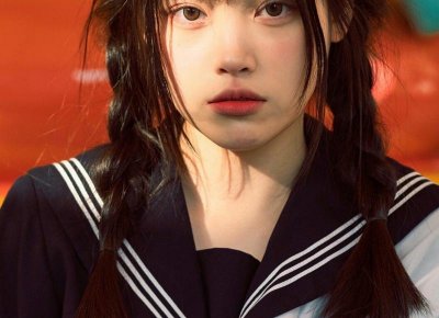 ​粉色超短裤，粉色薄外套+超短裤绝对是一道风景线