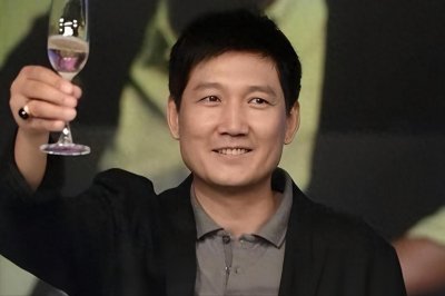 ​明星李崇霄51岁去世，留下妻女悲痛欲绝，再也不能一起过父亲节了