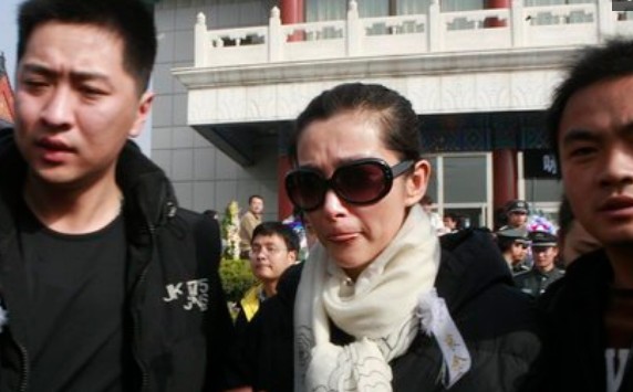 李钰病逝林心如李冰冰悼念（黄晓明前女友李钰葬礼）