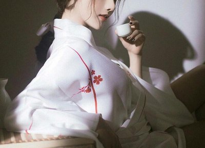 ​家有小院就养一株红木香，半年爬满藤，庭院成花海，真美观