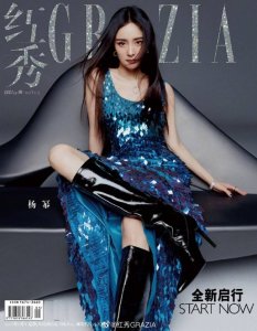 ​很撩人！杨幂红秀封面造型释出 冷面御姐不苟言笑