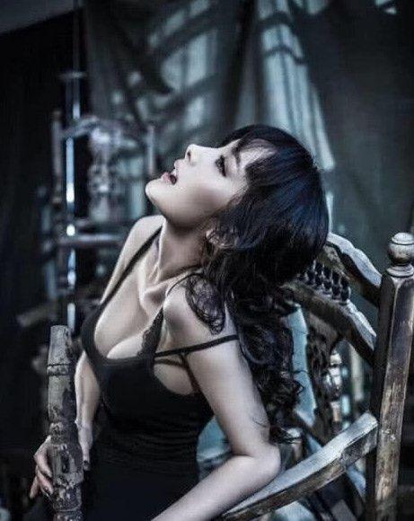 杨幂最大胆的“男人装”写真引热议，网友：腿精上线了