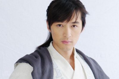 ​胡歌参加某公司年会，奇特装扮像猫王，网友：帅气可爱