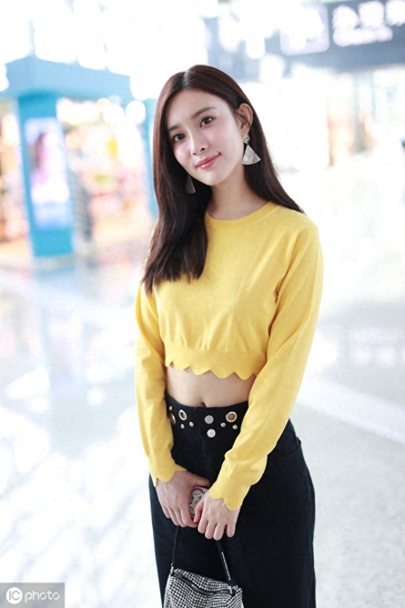 《陈情令》女主孟子义露腰现身，肖战王一博大火她却戏红人不红