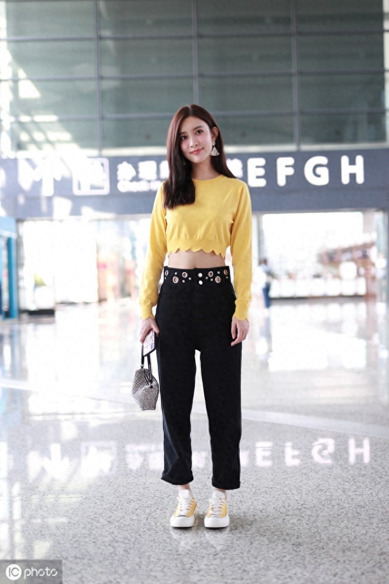 《陈情令》女主孟子义露腰现身，肖战王一博大火她却戏红人不红